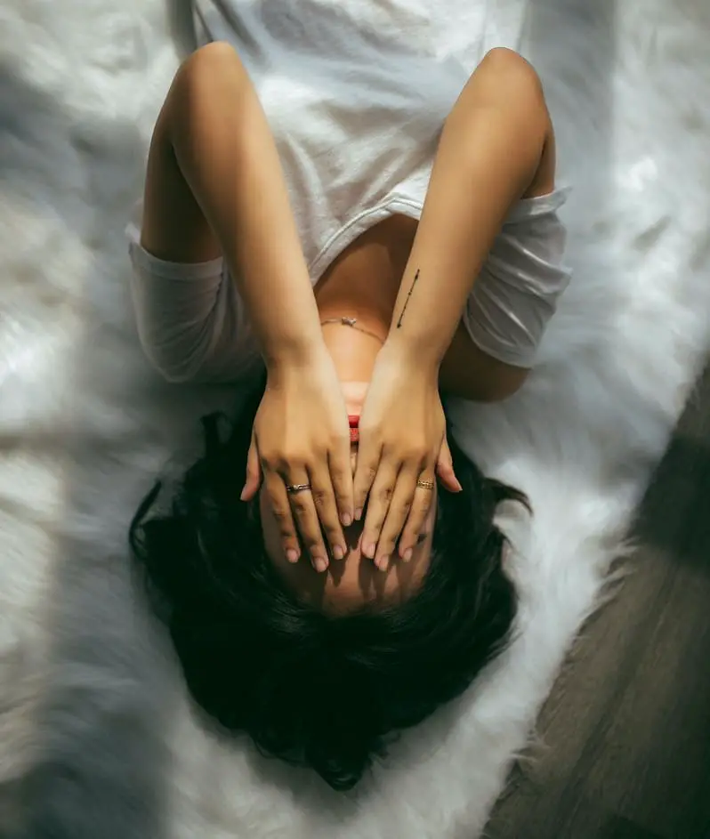 Lady in bed - Photo by anthony tran unsplash